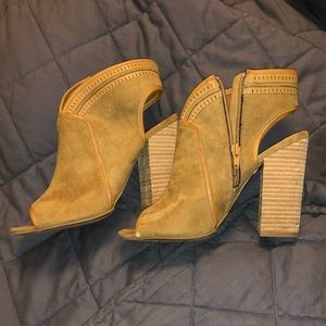 Fall, mustard- color, open-toe booties